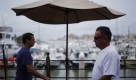 Men walk at La Marina as hurricane Rick approaches Cabo San Lucas in Mexico, Monday, Oct. 19, 2009. Hurricane Rick was more than a day away from the resorts of Baja California on Monday but the 13-foot (4-meter) waves it kicked up have already killed one person in Los Cabos, which lies almost directly in the Category 1 storm's forecast path. (AP Photo/Guillermo Arias) Foto: ap