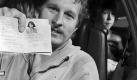 Der 39-jhrige Ost-Berliner Gerhard Meyer zeigt am Kontrollpunkt Passau seinen Ausweis vor. Als erster DDR-Flchtling erreicht er mit Frau und Kindern nach der ffnung der Grenze von Ungarn nach sterreich am 11. September 1989 den Kontrollpunkt. Wenige Stunden zuvor hatte Ungarns Auenminister verkndet, sein Land lasse alle DDR-Brger gen Westen ausreisen. Allein vom 11. bis zum 13. September siedelten so etwa 12.000 DDR-Brger in die Bundesrepublik ber.
 Foto: dpa