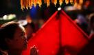 Eine Frau betet unter einer riesigen Laterne, die für das chinesische Laternenfest im Lungshan-Tempel im taiwanischen Taipeh aufgehängt wurden. Foto: ap