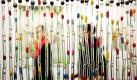 Besucher gehen in der Messe in Köln an einem Vorhang aus Crack-Pfeifen der Künstler Dan Colen und Nate Lowman vorbei. Viele Galerien bieten Kunst aller Art während der Kunstmesse Art Cologne vom 21. bis 25. April zum Kauf an. Foto: ap