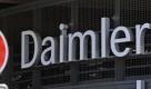 Ein Verkehrsschild 'Verbot für Fahrzeuge aller Art' steht am Mittwoch (29.07.2009) vor einem Daimler-Schriftzug vor der Konzernzentrale in Stuttgart-Untertürkheim. Daimler hat im zweiten Quartal einen Milliardenverlust eingefahren. Wie der Autobauer mitteilte, sackte das Ergebnis unter dem Strich von plus 1,4 Milliarden auf minus 1,06 Milliarden Euro ab. Das operative Ergebnis ging von plus 2,05 Milliarden Euro im Vorjahr auf einen Fehlbetrag von 1,0 Milliarden Euro zurück. Der Umsatz lag bei 19,6 Milliarden nach 26 Milliarden Euro im zweiten Quartal 2008. Der Absatz reduzierte sich um 31 Prozent auf 391 540 Fahrzeuge.
 Foto: dpa