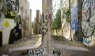 Segmente der Berliner Mauer stehen am Donnerstag (16.06.11) am Teltow Kanal nahe der brandenburgischen Stadt Kleinmachnow an der Berliner Stadtgrenze. Im August 1961 begann die damalige DDR-Regierung mit dem Bau des sogenannten Antifaschistischen Schutzwalls, der Ost- und Westberlin knapp 30 Jahre voneinander trennte. Foto: Axel Schmidt/dapd Foto: dapd