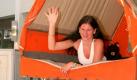 Aus einem Zeltaufbau auf einem Trabi winkt Juliane am 05.06.2003 in der Ausstellung 'Urlaub in der DDR', die in einem Einkaufscenter in Halle gezeigt wird. Das Zelt auf dem Auto war eine der vielen putzigen Erfindungen für den DDR-Camper, der mit seiner 'Rennpappe' zwischen Kap Arkona an der Ostsee und dem Fichtelberg im Süden der DDR Urlaub machte. Foto: Lothar Beutler dpa/lah Foto: dpa
