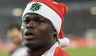 Im Weihnachtsmannkostüm feiert Didier Ya Konan den Sieg von Hannover. Foto: dpa