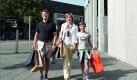 Schöne heile Shoppingwelt: Die Outlet-Center bieten ihren Kunden die Illusion der perfekt inszenierten Dorf-Umgebung mit unschlagbar günstigen Preisen und einem Ausflugserlebnis für die ganze Familie. Foto: Ouletcity Metzingen