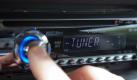 Mit DAB+ nicht mehr nötig: der Frequenzwechsel, um einen Sender klarer hören zu können. Verrauschter Empfang gehört mit dem Digitalradio der Vergangenheit an. (Bild: Remmers/dpa/tmn) Foto: dpa