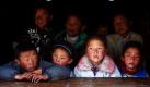 Tibetische Kinder sitzen in einem Zelt an dort aufgestellten Schulbänken. Nach dem schweren Erdbeben vergangene Woche im Nordwesten Chinas muss der Schulunterricht in der  Provinz Qinghai zunächst in improvisierten Klassenzimmern stattfinden. Foto: ap