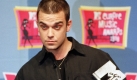 Das Archivbild vom 12.11.1998 zeigt den britischen Popsänger Robbie Williams mit seiner Trophäe bei der Verleihung der MTV Europe Awards 1998 in Mailand. Er wurde als bester Künstler geehrt. Mit der Gruppe 'Take That' kam der Sänger zu Weltruhm. Doch gerade das Image des Teeniestars erschwert den Weg zu einer Solokarriere. dpa (zu dpa-Korr 'Der steinige Weg vom Teeniestar zum ernsthaften Musiker' vom 17.11.1998) COLOR Foto: dpa