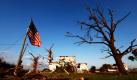 Eine amerikanische Flagge weht vor einem völlig zerstörten Haus in Lake Township, Ohio. Mehrere Tornados waren in der Nacht über den US-Bundesstaat hinweggezogen und beschädigten dabei mehr als 50 Häuser. Foto: ap