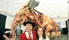 Plastinator Gunther von Hagens (l) und Gattin Angelina Whalley stehen am Donnerstag (18.03.2010) vor der Elefantendame Samba. Im Zoo Neunkirchen (Saarland) ist die Attraktion der Ausstellung 'Körperwelten der Tiere', die insgesamt mehr als 100 Tiere zeigt. Foto: Harald Tittel dpa/lrs +++(c) dpa - Bildfunk+++ Foto: dpa