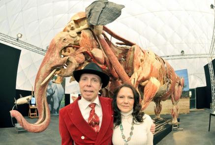 Das Gewaltigste, was ein Mensch bisher plastiniert hat, ist Elefant Samba. Hat Gunther von Hagens gesagt, der schon &uuml;ber Blauwale nachdenkt.