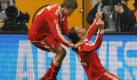 Innenverteidiger Martin Demichelis lässt sich von Thomas Müller feiern. Foto: dpa