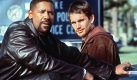 Sein bisher größter Erfolg:In Training Day spielte Denzel Washington an der Seite von Ethan Hawke einen Polizisten, der über Leichen geht. Für seine schauspielerische Leistung bekam er 2002 den Oscar als bester Hauptdarsteller. Er gilt als Arbeitstier unter den US-Schauspielern. Foto: dpa