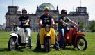 Die Schwalbe ist der Inbegriff der ostdeutschen Jugendkultur. Die kleinen Motorräder von Simson waren der Schlüssel zur Freiheit. Auch die Schwalbe-Fans Sebastian, Michael und Jens aus Osnabrück haben den Ruf der Freiheit vernommen und sind in drei Tagen von ihrem Heimatort nach Berlin gefahren. Natürlich stilecht mit altem Helm. Foto: dapd
