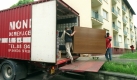 Möbelpacker einer Umzugsfirma aus Straßburg laden (Archivbild vom 07.05.1999) in der Wohnsiedlung der französischen Streitkräfte in Baden-Baden einen Schrank in einen Möbelwagen. Die von den französischen Streitkräften geräumten Liegenschaften drohen zu einer schwierigen Altlast für die Kurstadt zu werden. Knapp 1000 von den Militärs und ihren Familien in den vergangenen Jahrzehnten genutzten Wohnungen will der Bund jetzt möglichst rasch und Gewinn bringend veräußern.
 Foto: dpa