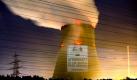 Das Handout der Umweltschutzorganisation Greenpeace zeigt eine Projektion auf den Kühlturm des Atomkraftwerks in Lingen. Greenpeace-Aktivisten hatten in der Nacht zu Donnerstag (26.08.) den Schriftzug 'Atomkraft ist ein Irrweg, Frau Merkel' auf den Kühlturm projiziert. Die Bundeskanzlerin besucht am Donnerstag (26.08.) das Kraftwerk im Rahmen ihrer Energie-Reise. Foto:Fred Dott/Greenpeace (restrictions: editorial use only, no third party sales) +++(c) dpa - Bildfunk+++ Foto: dpa