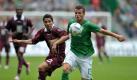 Lukas Schmitz (r) will sich beim SV Werder Bremen einen Stammplatz in der Abwehr erkämpfen. Foto: dpa