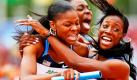 Noch mehr Sieger: Regina George (links), Diamond Dixon und Stacy-Ann Smith freuen sich über die Goldmedaille beim 1600-Meter-Staffellauf der Frauen während der IAAF Juniorweltmeisterschaften in Moncton, New Brunswick. Foto: ap