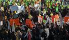 Teilnehmer einer Demonstration ziehen am Samstag (22.01.11) in Berlin unter dem Motto Wir haben es satt! - Nein zu Gentechnik, Tierfabriken und Dumping-Exporten durch das Regierungsviertel. Bauern, Verbraucher, Tierschuetzer und Umweltaktivisten haben in Berlin fuer eine Agrarwende demonstriert. Sie forderten eine Abkehr von der industriellen Landwirtschaft, den Ausstieg aus der Gentechnik und die Unterstuetzung fuer oekologische Produktionsformen. (zu dapd-Text) Foto: Maja Hitij/dapd Foto: ddp
