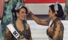 Nadine Alexandra Dewi Ames aus Jakarta (links) wurde zur Miss Indonesia 2010 gekürt. Hier gratuliert ihr die aktuelle Miss Universe: Ximena Navarrete aus Mexico. Foto: ap