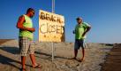 Strand geschlossen steht auf einem Schild am Strand von Grand Isle, Louisiana. Die örtlichen Behörden gaben die Schließung bekannt, nachdem nun auch hier Öl an die Küste gespült wurde. Foto: ap