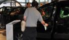 Ein Knochenjob: Putzen - den ganzen Tag und immer dieselben Fahrzeuge. Foto: news.de