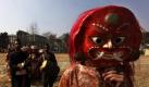 Mit einer traditionellen nepalesischen Maske feiern Tänzer den Tag der Demokratie in der Haupststadt Katmandu.  Foto: ap