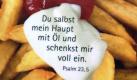 Pommes rot-weiß mit passendem Psalm: Ein Brotzeitbrett auf der Kirchenmesse 'Gloria' in Augsburg. Foto: Karl-Josef Hildenbrand Foto: dpa