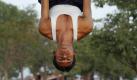 An Indian man exercises at a park in Allahabad, India, Monday, June 7, 2010. (AP Photo/Rajesh Kumar Singh)

 Foto: ap