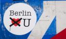 Auf einem Verkehrsschild, das eine Spielstrasse anzeigt, klebt in Berlin-Kreuzberg ein Aufkleber mit dem Aufdruck Berlin, einem durchgestrichenen Herz-Symbol und dem Großbuchstaben U. Zu verstehen ist die Aufschrift wohl als Berlin does not love you. Wegen anhaltend touristenkritischer Stimmen in Kreuzberg hat die Tourismus-Marketinggesellschaft Visit Berlin zu einer differenzierten Betrachtung der Lage aufgerufen. Laut Visit Berlin ist der Tourismus mit 250.000 Arbeitsplätzen einer der wichtigsten Wirtschaftszweige der Hauptstadt. Foto: dapd