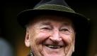 Egidius Braun wird für 25 Jahre Mexiko-Hilfe vom Deutschen Fußball-Bund geehrt. Foto: dpa