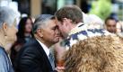 Prinz William wird mit einem Hongi bei seiner Ankunft in Neuseeland begrüßt. Es ist der traditionelle Gruß der Maori, der die Gastfreundschaft des Volkes versinnbildlichen soll. Foto: dpa