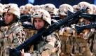 Im Iran wird mit einer Militärparade der nationale Tag der Armee begangen. Machthaber Ahmadinedschad prangerte in seiner Rede am Rande der Feierlichkeiten Bestrebungen anderer Länder an, Zwist in der arabischen Region säen zu wollen, um einen Absatzmarkt für Waffen zu finden. Foto: dpa
