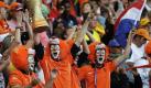 Orangefarbene Wand: Mit Arjen Robben feiern die traditionell zahlreichen Oranje-Fans - und träumen schon vom Finalsieg. Foto: ap