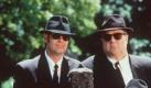 Die Schauspieler (l-r) Dan Aykroyd, John Goodman und J. Evan Bonifant in einer Szene des Films 'Blues Brothers 2000' (Archivbild von 1997). Regisseur John Landis läßt in seinem neuen Film die legendären Blues Brothers um den Musiker Elwood Blues (Aykroyd) wieder aufleben. In der musikalischen Action-Komödie treten neben anderen die Blues-Altmeister James Brown, Aretha Franklin, B.B. King und Eric Clapton auf. Kinostart ist am 11.6.1998. dpa COLORplus (zu Korr-Bericht: 'Blues Brothers 2000': Mehr Musik und nur eine Massenkarambolage' vom 7.6.1998) Foto: dpa