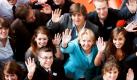 Die nordrhein-westfälische Ministerpräsidentin Hannelore Kraft (SPD, hellblauer Blazer) traf sich in der Staatskanzlei in Düsseldorf mit Jugendlichen. Die Zusammenkunft fand im Rahmen des Regionalen Weimarer Dreiecks mit Jugendlichen aus Frankreich, Polen und Nordrhein-Westfalen statt. Das Projekt soll das Zusammengehörigkeitsgefühl europäischer Jugendlicher stärken. Foto: dpa