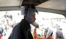 Ein Junge mit einem improvisierten Helm steht in Kairo in der Nähe des Nationalmuseums im Wrack eines Reisebusses.  Foto: ap