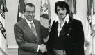 Elvis Presley meeting Richard Nixon. On December 21, 1970, at his own request, Presley met then-President Richard Nixon in the Oval Office of The White House. Elvis is on the right. Waggishly, this picture is said to be 'of the two greatest recording artists of the 20th century'. The Nixon Library & Birthplace sells a number of souvenir items with this photo and the caption, 'The President & the King.' Foto: wikipedia