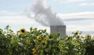 Sonnenblumen, aufgenommen am Sonntag (15.08.10) vor dem Kuehltum des Block 2/Ohu des vom Stromversorger E.on Bayern betriebenen des Kernkraftwerkes an der Isar bei Landshut (Bayern). Bayerns Umweltminister Markus Soeder (CSU) will die Laufzeitverlaengerung von Atomkraftwerken nicht am Alter der Meiler festmachen. Im Interview mit 'Spiegel Online' sagte Soeder am Freitag (13.08.10): 'Es kommt nicht darauf an, wie alt ein Kraftwerk ist, sondern wie sicher.' Der Plan, aeltere Meiler kuerzer und juengere dafuer laenger am Netz zu lassen, ergebe 'keinen Sinn'. Forderungen zur Abschaltung des bayerischen Meilers Isar 1, die selbst von CSU-Parteifreunden geaeussert wurden, wies Soeder zurueck: 'Wer sichere Kernkraftwerke in Deutschland abschaltet, der schaltet unsicherere Reaktoren im Osten Europas ein.' Foto: Lukas Barth/ddp Foto: ddp