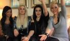Am 18. Dezember ist es 1 Jahr her. Queensberry war geboren - die
      nächste Retorten-Girl-Band für Deutschland. Die vier Mädchen haben
      ein hartes Programm, sind viel unterwegs und Auftritte in
      Einkaufszentren klingen nicht unbedingt nach großer Karriere.
      Aber: Das erste Album brachte Gold, das zweite wurde gerade
      veröffentlicht, die Band tritt bei Fernsehveranstaltungen vor
      Millionenpublikum auf. Im Kino gaben Queensberry im Film 'Alvin und
      die Chipmunks 2' den Figuren ihre Stimmen. «dpa video» hat
      Queensberry getroffen.
     Foto: Unitec