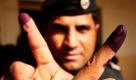 Zwei Polizeibeamte zeigen ihre mit Tinte gefärbten Finger in der Irakischen Hauptstadt Bagdad.  Für Sicherheitskräfte sowie deren Angehörige begannen die Stimmabgaben für die Parlamentswahlen am Sonntag bereits heute. Als Zeichen, dass eine Person gewählt hat, wird ein Finger in Tinte getaucht. Foto: ap