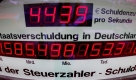Die Schulden-Uhr des Bundes der Steuerzahler zeigt einen Schuldenzuwachs von 4.439 Euro pro Sekunde. Die Verschuldung des deutschen Staates ist wegen der Finanzkrise in den vergangenen Monaten drastisch gestiegen. Foto: ap