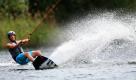 Ein Freizeitsportler gleitet mit einem sogenannten Wakeboard an der Wasserski-Schleppliftanlage über den Neustädter See in Magdeburg. Die rund 1000 Meter lange Anlage im Norden der Landeshauptstadt von Sachsen-Anhalt ist bei sommerlichen Temperaturen seit Jahren ein großer Anziehungspunkt. Foto: dpa