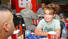 Unterstützung für die Truppen: Palin lebt konservative Werte. Bei einem Besuch des US-Militärs in Kuweit gibt sich sich volksnah und tauscht das Kostüm mit einem T-Shirt. Foto: flickr/ asecondhandconjecture