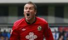 Ein Derby mit Kreativität: Das Duell zwischen den Blackburn Rovers und dem FC Burnley gibt es seit mehr als 100 Jahren. Und um den Rivalen immer wieder neu zu beeindrucken, lassen sich die Fans und Spieler einiges einfallen. 2009 sollen Fans von Burnley versucht haben, das Haus des Blackburn-Spielers David Dunn in den Burnley-Vereinsfarben Weinrot und Blau zu streichen. Und als Burnley 1991 den Aufstieg in die dritte Liga verpasste, mietete Rovers-Spieler Simon Garner ein Flugzeug, das über das Stadion von Burnley flog - mit einem Spruchband: «Ihr steigt nie wieder auf.» Foto: dapd