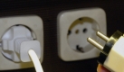 Strom für alle Geräte: Im Hotel oder Hostel ist oft nur eine Steckdose frei. Ohne kompakten Mehrfachverteiler geht es also kaum. Diese gibt es im Baumarkt oder beim Elektrodiscounter für ein paar Euro zu kaufen.
 Foto: dpa