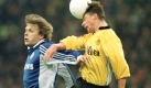 Steffen Freund wechselte wie Andreas Möller und viele Andere zwischen Blau-Weiß und Schwarz-Gelb. Freund gilt allerdings im Ruhrpott als echte Kämpfernatur und so irgendwie dazu. Sein Vereinswechsel sorgte für weniger Aufsehen, hier ist er für Dortmund gegen den Schalker Youri Moulder mit dem Kopf am Ball. Foto: dpa