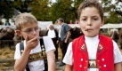 Remo (links) und Christian, zwei Jungen aus Appenzell, fühlen sich fast schon wie Erwachsene. Jedenfalls tragen sie deren Trachten und rauchen Zigaretten - genau, wie das die Großen beim jährlichen Viehmarkt machen. Foto: news.de