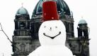 Ein Schneemann steht in Berlin auf dem Schlossplatz vor dem Berliner Dom. Der Schneemann ist Teil einer Demonstration gegen globale Erwärmung, die am Wochenende auf dem Schlossplatz stattfinden soll. Freiwillige sind dazu aufgefordet, beim Bau der Schneemänner mitzuhelfen. 
 Foto: ddp