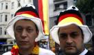 Sie wollen so gern, aber man lässt sie nicht: Youssef und ibrahim Bassal haben an ihrem Elektroshop in der Berliner Sonnenallee die größte Deutschlandflagge Deutschlands gehisst. Die beiden Libanesen sind im Deutschlandfieber, aber schon zweimal haben Linke, wie die beiden sagen, ihr 20 Meter langes Statement abgerissen. Foto: ddp